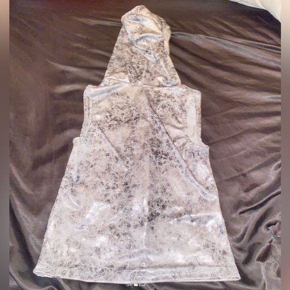 ✨2for22$ Metallic zip up muscle tee - Picture 2 of 5